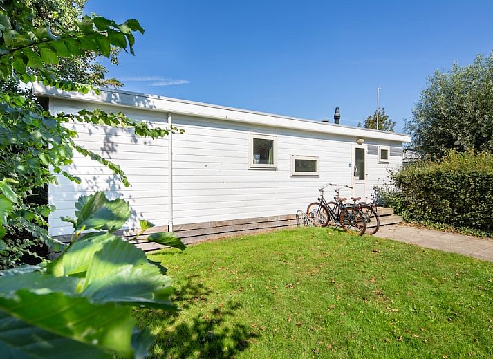 Gemuetliche Sitzecke im SCR-Chalet, Domburg, Walcheren, mit Strandthema und komfortablen Moebeln fuer einen entspannten Urlaub in Zeeland.