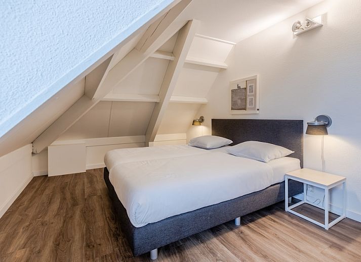 Gezellige woonkamer in U10 Comfort bungalow, Domburg, Walcheren, Zeeland met comfortabele banken en sfeervolle verlichting.