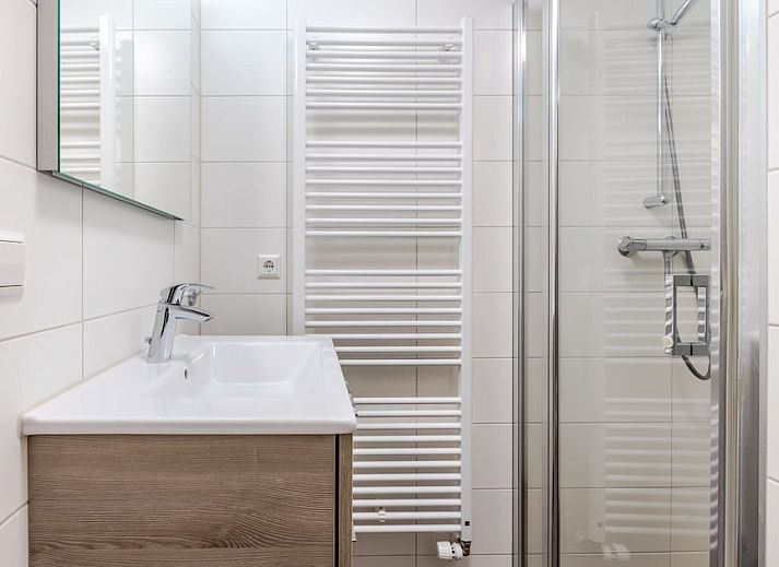 Gezellige woonkamer in U10 Comfort bungalow, Domburg, Walcheren, Zeeland met comfortabele banken en sfeervolle verlichting.