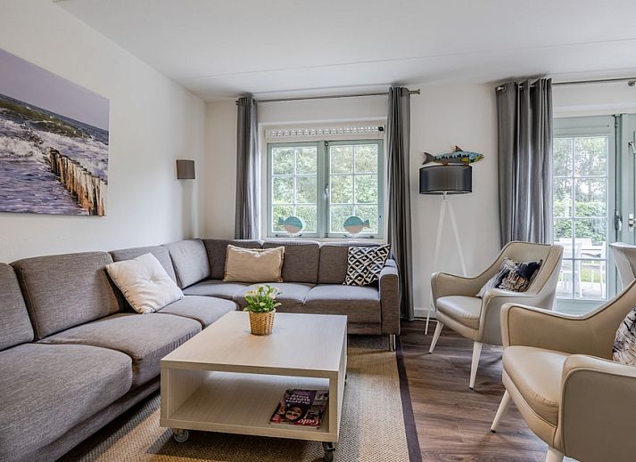 Geniessen Sie den charmanten MK7 Comfort Bungalow in Domburg, Walcheren, mit einer einladenden Terrasse und einem gruenen Garten im schoenen Seeland.