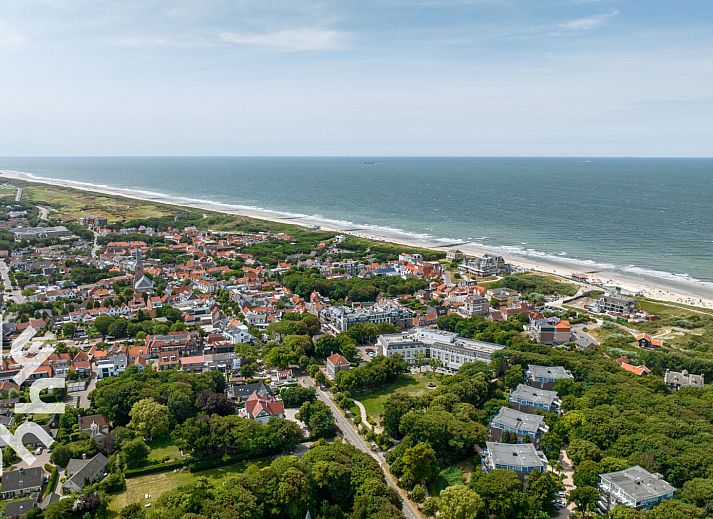 Gemuetlicher Gartenweg zum Ferienhaus ZE1408 in Domburg, Walcheren, Zeeland.