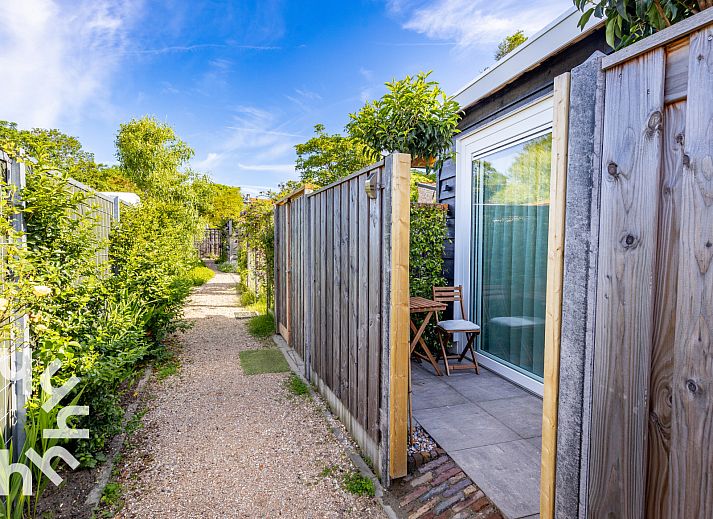 Gemuetlicher Gartenweg zum Ferienhaus ZE1408 in Domburg, Walcheren, Zeeland.