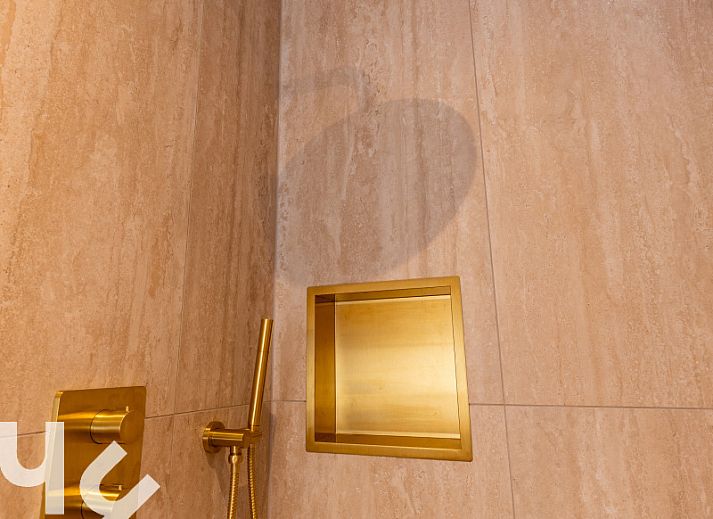 Modernes Badezimmer im Ferienhaus ZE1408 in Domburg, Walcheren, Zeeland.