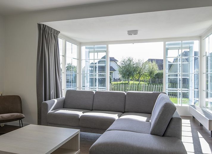 Entspannen Sie sich im Bungalow UL8 in Domburg, Walcheren, Zeeland mit einer sonnigen Terrasse und einer gruenen Umgebung fuer einen perfekten Urlaub.