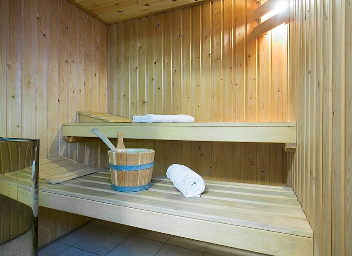 Stilvolles Wohnzimmer des Bungalows UL8 in Domburg, Walcheren, Zeeland mit bequemer Sitzecke und viel natuerlichem Licht.