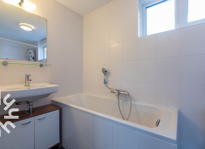 Gezellig terras van vakantiehuis ZE1594 in Domburg, Walcheren, Zeeland met groene planten en eettafel.