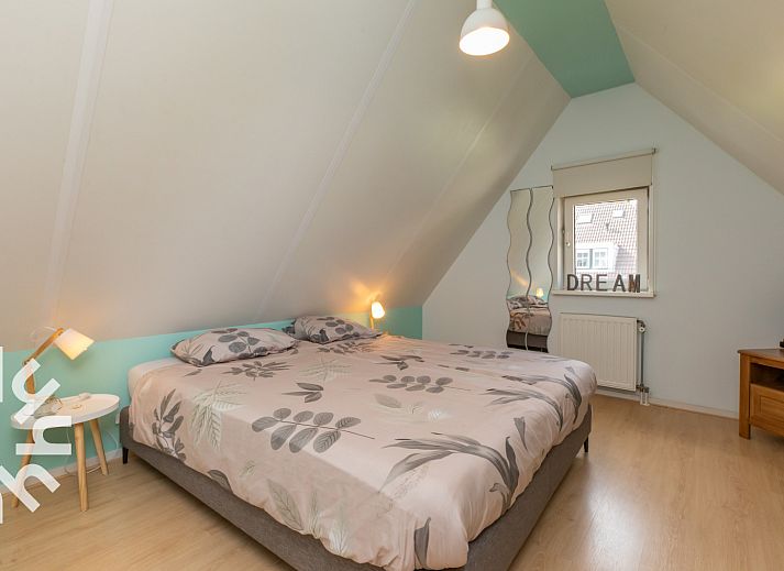 Vooraanzicht van vakantiehuis ZE1594 in Domburg, Walcheren, Zeeland met rode bakstenen en een smalle doorgang.