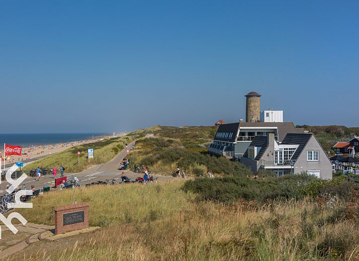 Vooraanzicht van vakantiehuis ZE1594 in Domburg, Walcheren, Zeeland met rode bakstenen en een smalle doorgang.