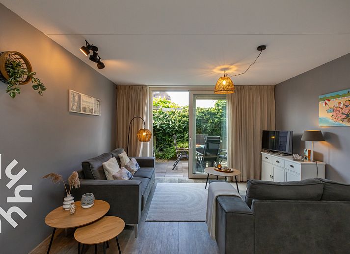 Vooraanzicht van vakantiehuis ZE1594 in Domburg, Walcheren, Zeeland met rode bakstenen en een smalle doorgang.