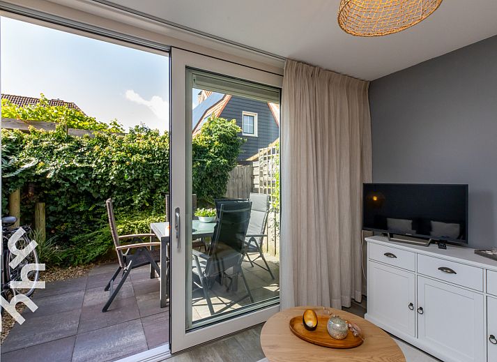 Lichte woonkamer van vakantiehuis ZE1594 in Domburg, Walcheren, Zeeland met uitzicht op het terras.