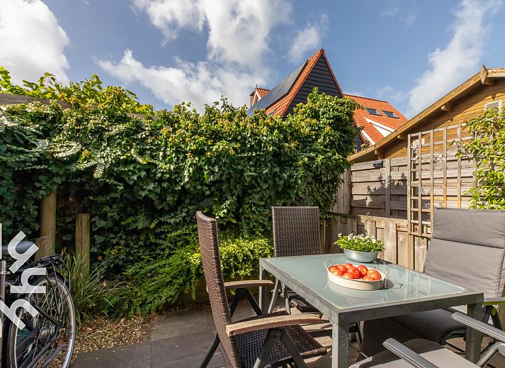 Moderne keuken en eetruimte in vakantiehuis ZE1594 in Domburg, Walcheren, Zeeland met houten meubels.