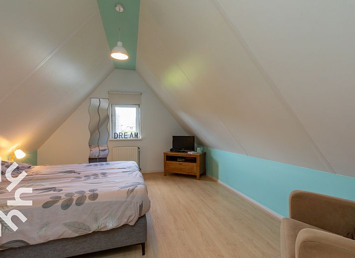 Moderne keuken en eetruimte in vakantiehuis ZE1594 in Domburg, Walcheren, Zeeland met houten meubels.