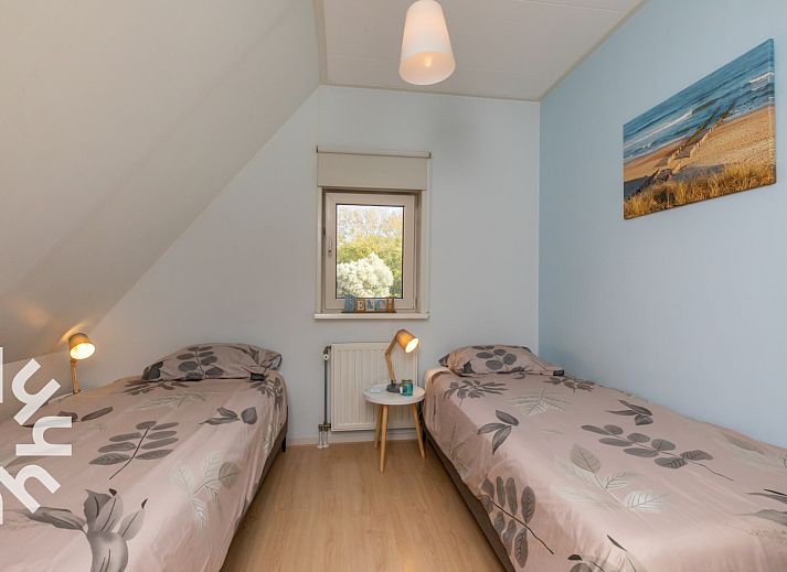 Moderne keuken en eetruimte in vakantiehuis ZE1594 in Domburg, Walcheren, Zeeland met houten meubels.