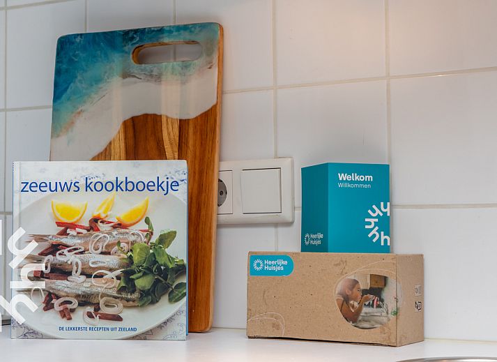 Moderne keuken en eetruimte in vakantiehuis ZE1594 in Domburg, Walcheren, Zeeland met houten meubels.