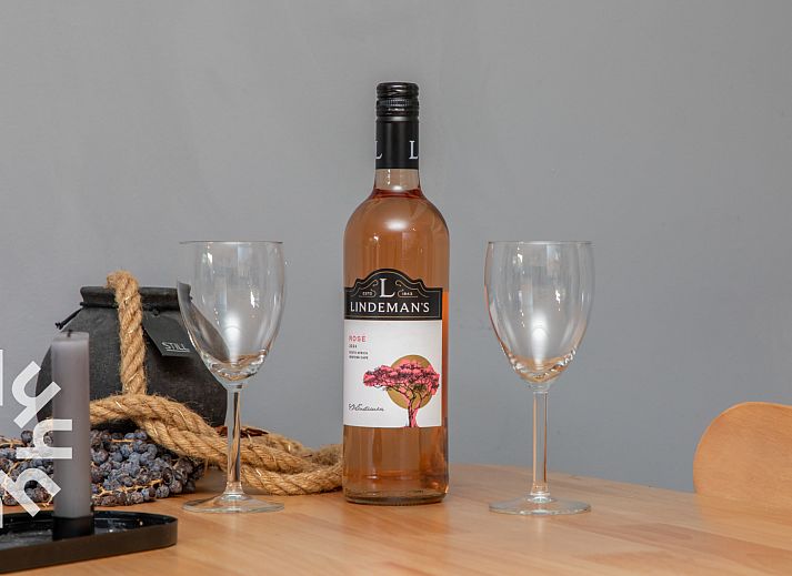 Stijlvolle badkamer in vakantiehuis ZE1594 in Domburg, Walcheren, Zeeland met een ligbad en witte tegels.