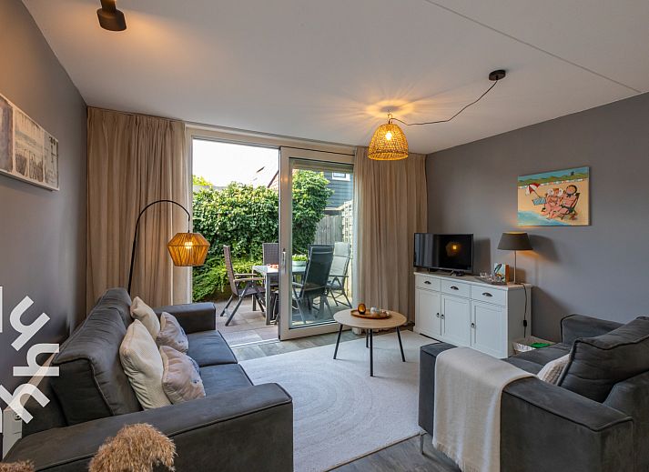 Stijlvolle badkamer in vakantiehuis ZE1594 in Domburg, Walcheren, Zeeland met een ligbad en witte tegels.