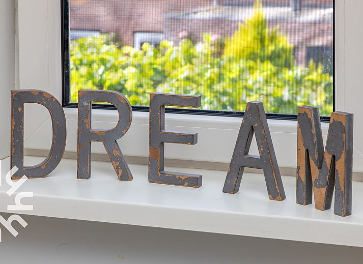 Ruime slaapkamer in vakantiehuis ZE1594 in Domburg, Walcheren, Zeeland met groot bed en houten vloer.