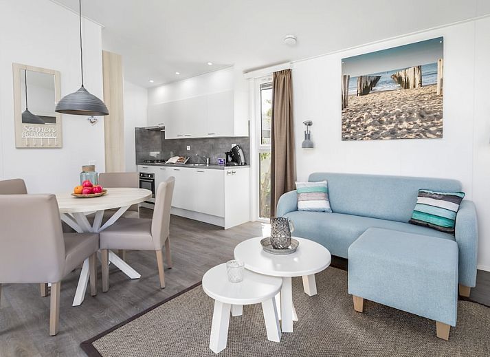 Gezellige woonkamer in L4A Comfort vakantiehuis Domburg, Walcheren, Zeeland met licht interieur en comfortabele zitruimte.