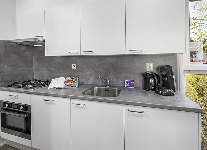 Gezellige woonkamer in L4A Comfort vakantiehuis Domburg, Walcheren, Zeeland met licht interieur en comfortabele zitruimte.