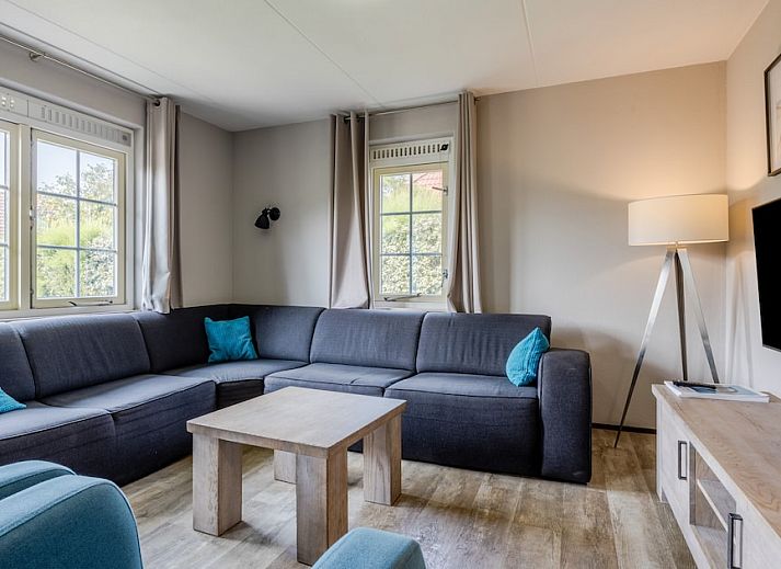 U10 bungalow in Domburg, Walcheren, Zeeland with charming roof and green surroundings, ideal vacation home for a relaxing stay.