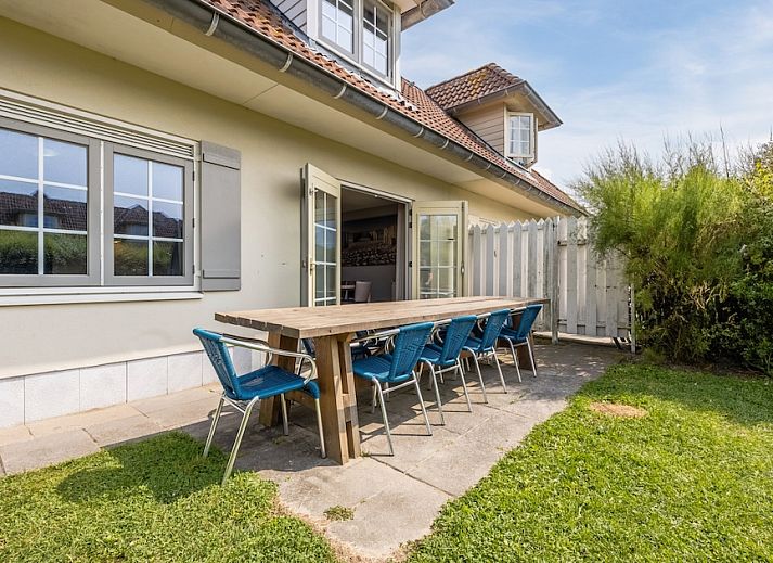 Cozy living room in bungalow U10, Domburg, Walcheren, Zeeland with modern decor and lots of natural light.