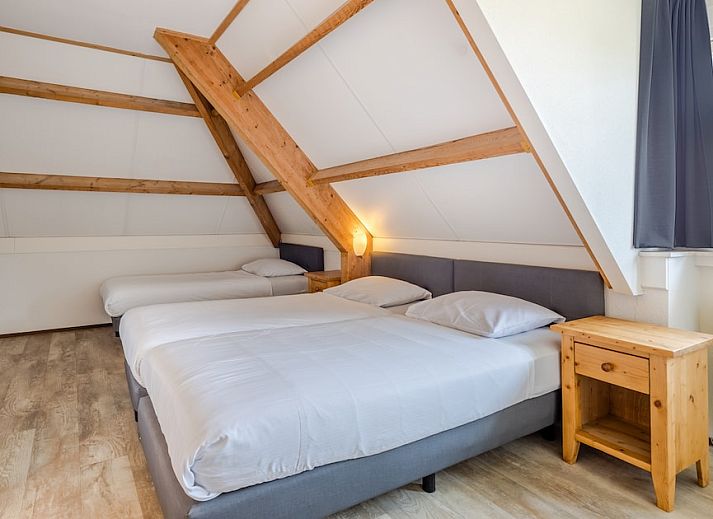 Cozy living room in bungalow U10, Domburg, Walcheren, Zeeland with modern decor and lots of natural light.