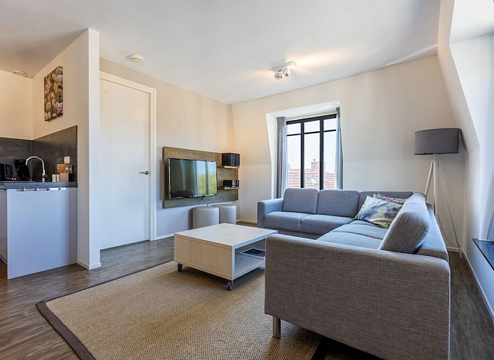 Cozy living room in Bordeaux Comfort 4 apartment, Domburg, Walcheren, with modern decor and city views.