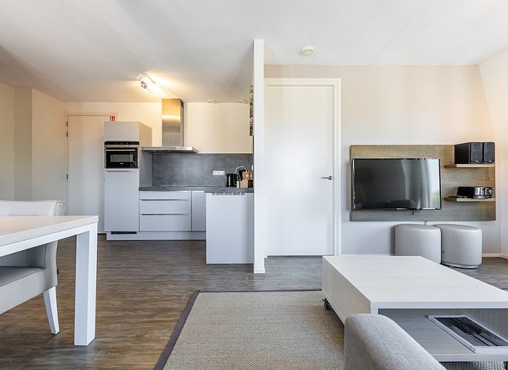 Cozy living room in Bordeaux Comfort 4 apartment, Domburg, Walcheren, with modern decor and city views.