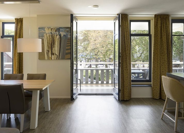 Gemuetliches Wohnzimmer in Bordeaux Wellness 4 Wohnung Domburg, Walcheren, Zeeland mit komfortabler Sitzecke.