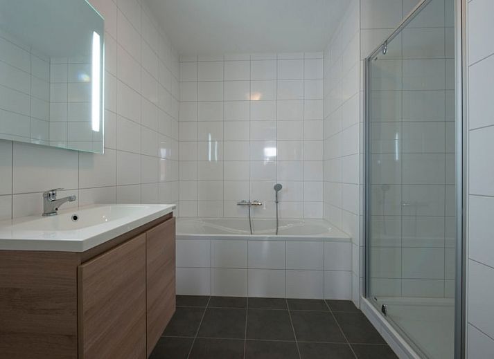 Esszimmer mit Blick auf Balkon in Bordeaux Wellness 4 Wohnung Domburg, Walcheren, Zeeland.