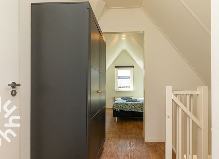 Lichte woonkamer van vakantiehuis ZE1489 in Domburg, Walcheren, met openslaande deuren naar het terras.