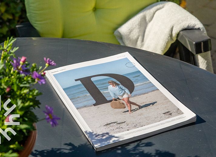 Moderne keuken in vakantiehuis ZE1489 in Domburg, Walcheren, voorzien van magnetron en eetruimte.
