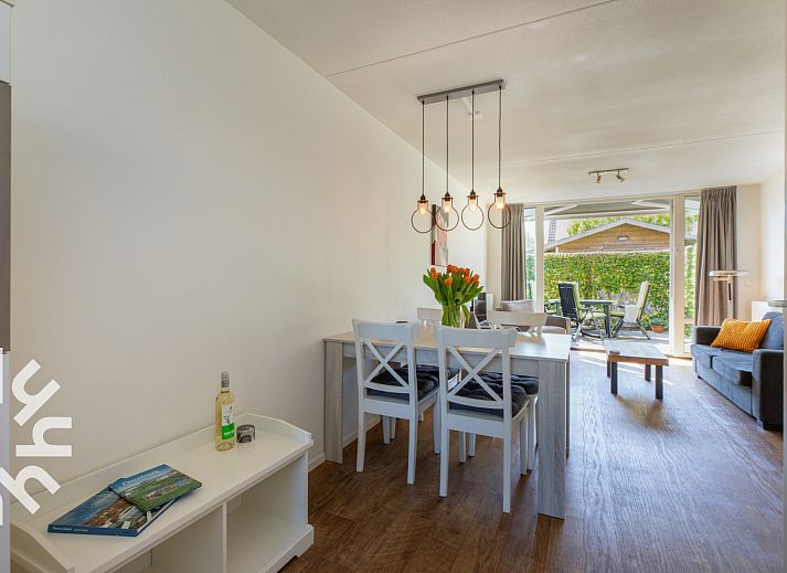 Moderne keuken in vakantiehuis ZE1489 in Domburg, Walcheren, voorzien van magnetron en eetruimte.