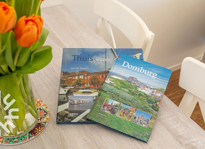 Comfortabele zithoek in vakantiehuis ZE1489, gelegen in Domburg, Walcheren, met uitzicht op de tuin.