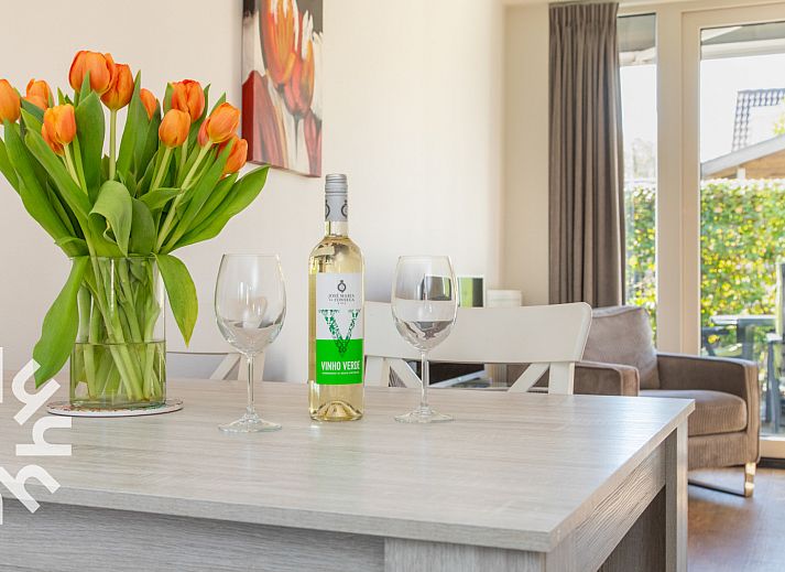 Gezellige woonkamer van vakantiehuis ZE1489 in Domburg, Walcheren, met toegang tot het zonnige terras.