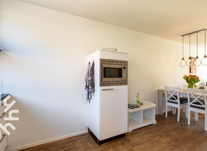 Gezellige woonkamer van vakantiehuis ZE1489 in Domburg, Walcheren, met toegang tot het zonnige terras.