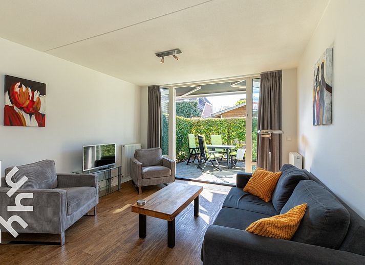 Gezellige woonkamer van vakantiehuis ZE1489 in Domburg, Walcheren, met toegang tot het zonnige terras.