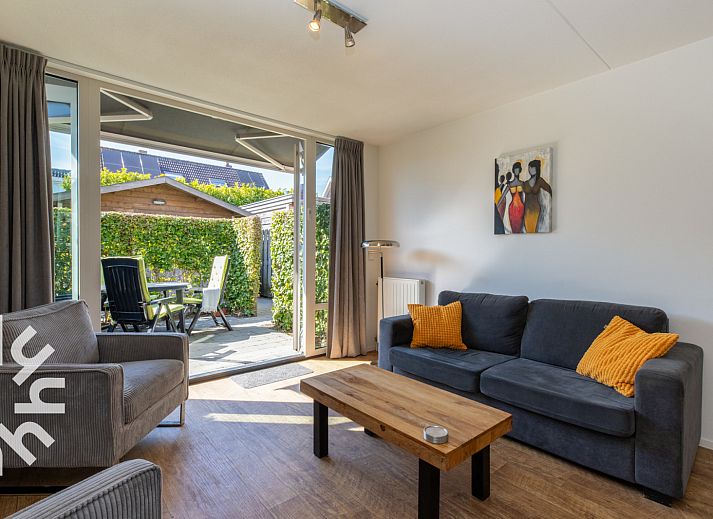 Gezellige woonkamer van vakantiehuis ZE1489 in Domburg, Walcheren, met toegang tot het zonnige terras.