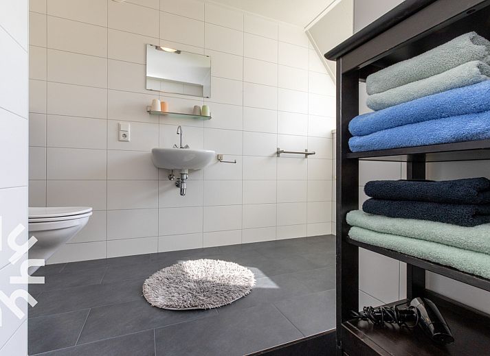 Sfeervolle slaapkamer in vakantiehuis ZE1489, Domburg, Walcheren, met twee eenpersoonsbedden en veel lichtinval.