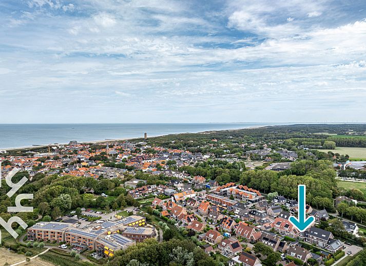 Sfeervolle slaapkamer in vakantiehuis ZE1489, Domburg, Walcheren, met twee eenpersoonsbedden en veel lichtinval.
