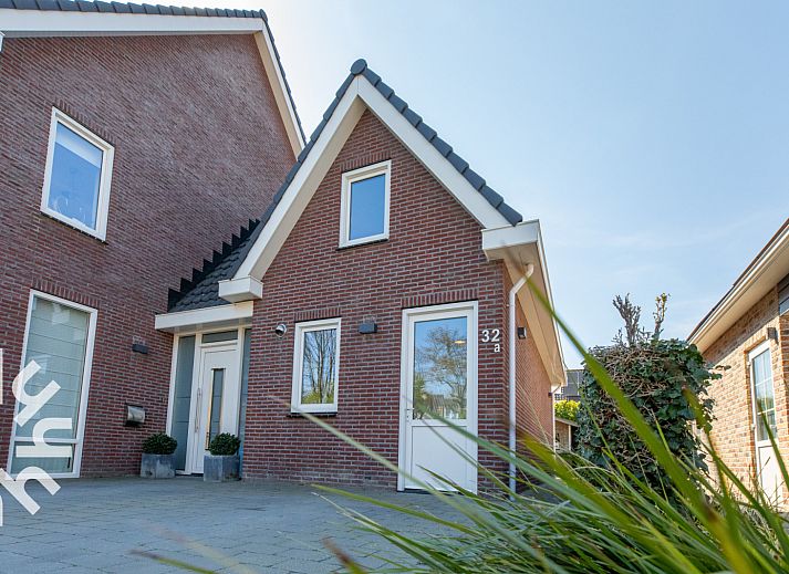 Sfeervolle slaapkamer in vakantiehuis ZE1489, Domburg, Walcheren, met twee eenpersoonsbedden en veel lichtinval.