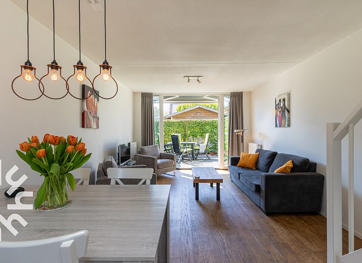 Sfeervolle slaapkamer in vakantiehuis ZE1489, Domburg, Walcheren, met twee eenpersoonsbedden en veel lichtinval.