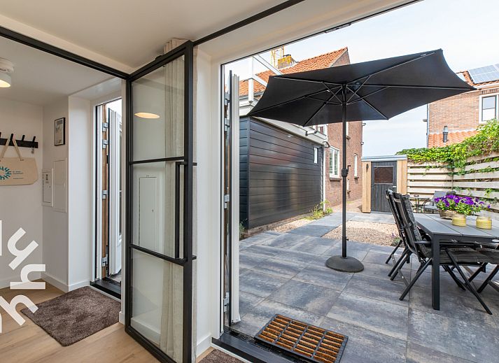 Geniet van de zonnige patio bij vakantiehuis ZE1443 in Domburg, Walcheren, Zeeland.