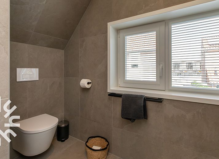 Rustige zithoek op het terras van vakantiehuis ZE1443 in Domburg, Walcheren, Zeeland.