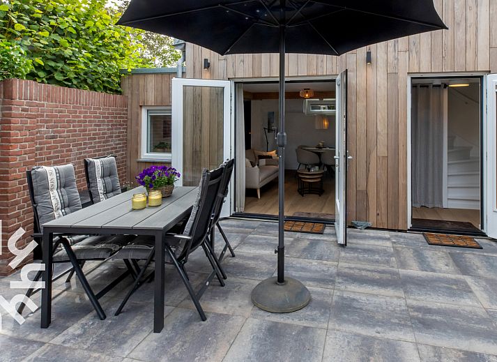 Rustige zithoek op het terras van vakantiehuis ZE1443 in Domburg, Walcheren, Zeeland.
