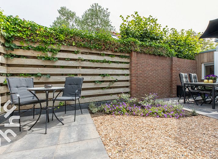 Rustige zithoek op het terras van vakantiehuis ZE1443 in Domburg, Walcheren, Zeeland.