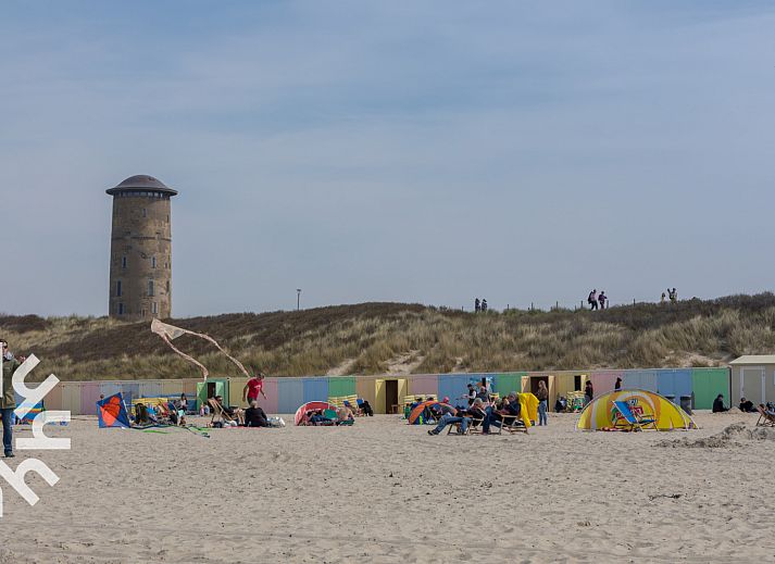 Zonovergoten strand in de buurt van vakantiehuis ZE1443 in Domburg, Walcheren, Zeeland.