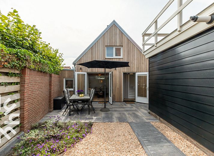 Zonovergoten strand in de buurt van vakantiehuis ZE1443 in Domburg, Walcheren, Zeeland.