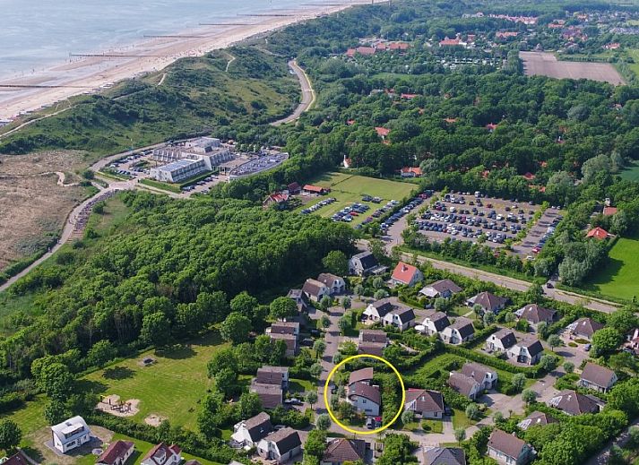Westduin 19 vakantiehuis in Vlissingen, moderne architectuur omgeven door groen op Walcheren, Zeeland.