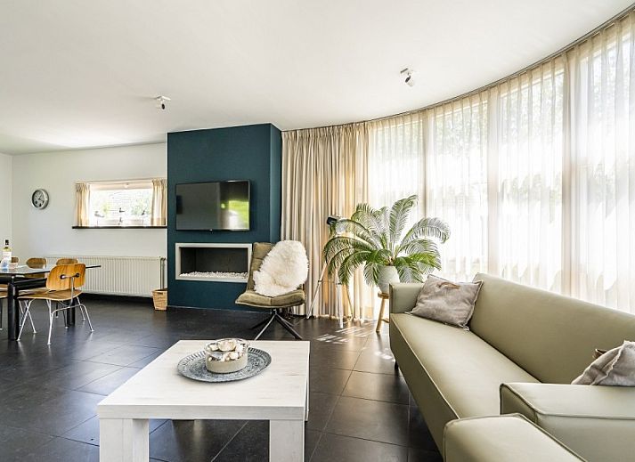 Westduin 19 vakantiehuis in Vlissingen, moderne architectuur omgeven door groen op Walcheren, Zeeland.